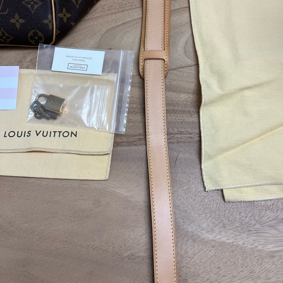 SOLD.  Louis Vuitton Keepall Bandoulière 45 with strap - Picture 15 of 15